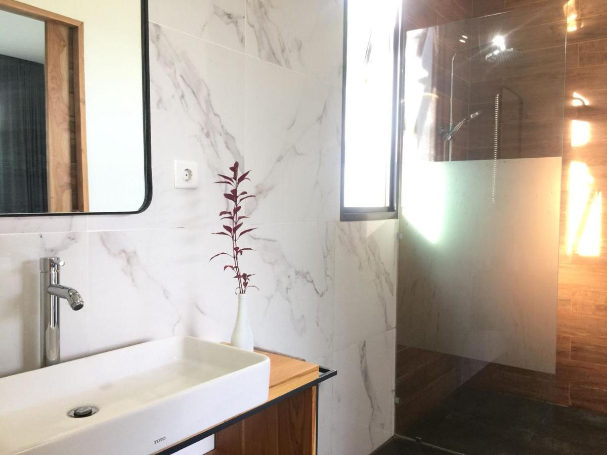Le Chien Rouge Hotel Lovina  Ngoại thất bức ảnh