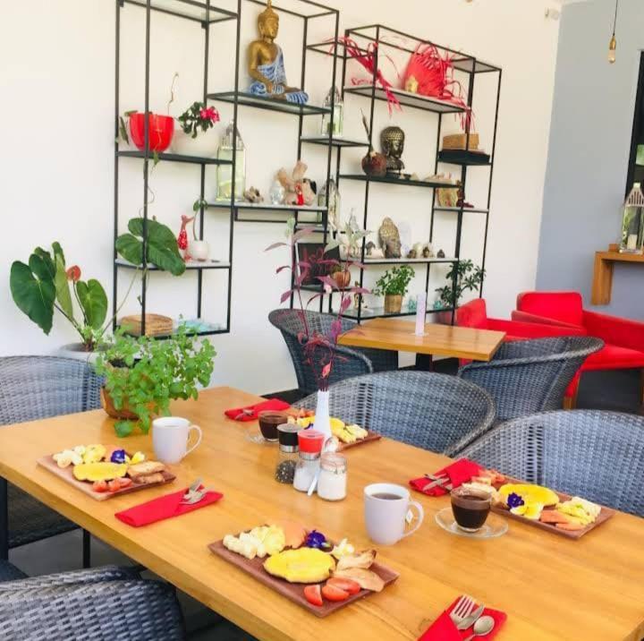 Le Chien Rouge Hotel Lovina  Ngoại thất bức ảnh